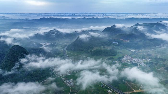 雨后初晴 山村現(xiàn)云海景觀