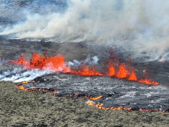 冰島首都附近一火山噴發(fā) 滾滾巖漿涌出