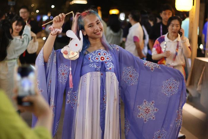 中外運(yùn)動(dòng)員亞運(yùn)村里歡樂(lè)過(guò)中秋