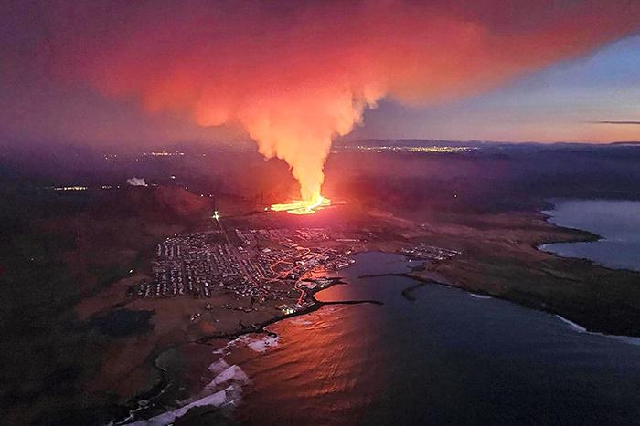 冰島火山在城鎮(zhèn)附近噴發(fā)