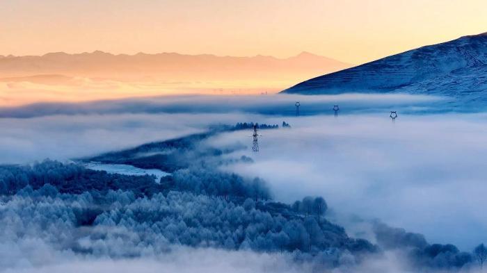 青海門(mén)源現(xiàn)山黛霽雪水畔霧凇美景