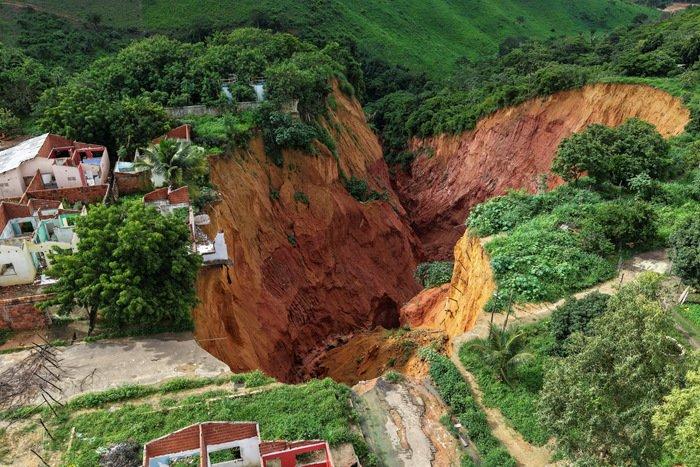 巴西馬拉尼昂州一小鎮(zhèn)地面現巨大陷坑