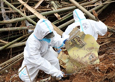 武警官兵分批次、分區(qū)域搜索