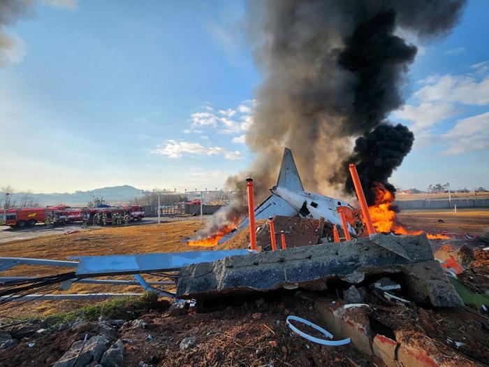 現場畫面！韓國一客機著陸時沖出跑道起火