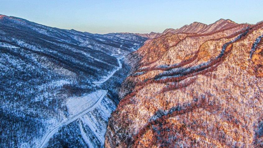 湖北神農(nóng)架半山白雪半山金輝