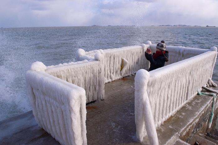 煙臺海濱現冰凌景觀 游客打卡“冰雪世界”